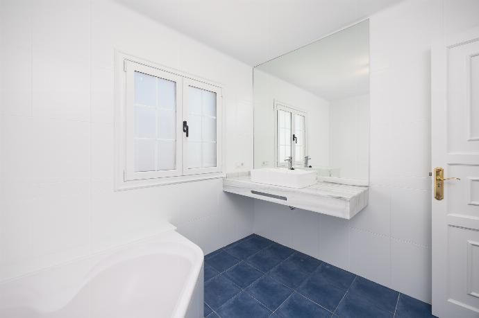 Family bathroom with bath . - Villa Eugina . (Photo Gallery) }}