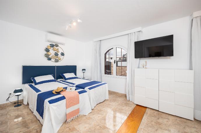 Twin bedroom with en suite bathroom and A/C . - Villa Eugina . (Photo Gallery) }}