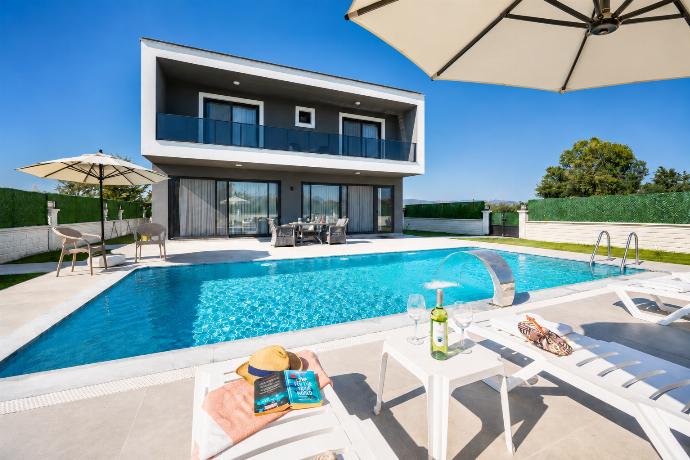 ,Beautiful villa with private pool, terrace, and garden . - Villa Grand Yasar 4 . (Galleria fotografica) }}