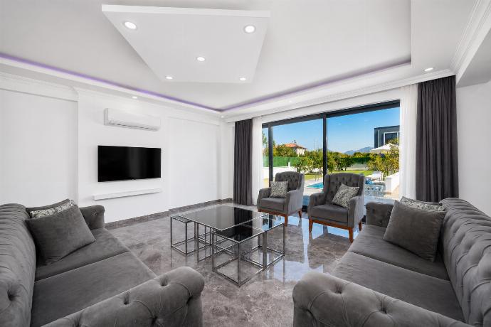 Open-plan living room with sofas, dining area, kitchen, A/C, WiFi internet, and satellite TV . - Villa Grand Yasar 4 . (Galleria fotografica) }}