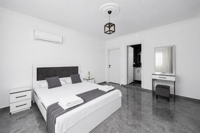 Double bedroom with en suite bathroom and A/C . - Villa Grand Yasar 4 . (Galleria fotografica) }}