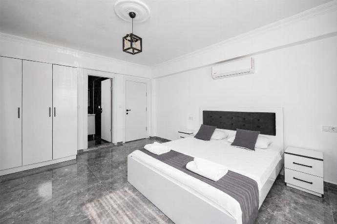 Double bedroom with en suite bathroom and A/C . - Villa Grand Yasar 4 . (Galleria fotografica) }}