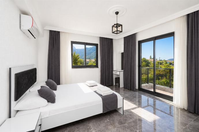 Double bedroom with en suite bathroom and A/C . - Villa Grand Yasar 4 . (Galleria fotografica) }}
