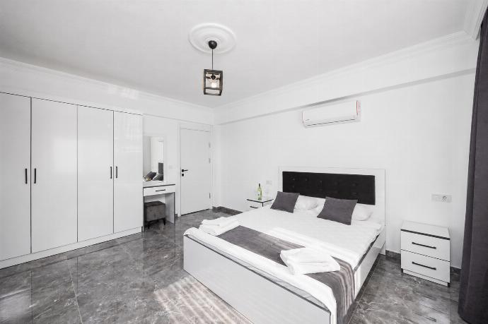 Double bedroom with A/C . - Villa Grand Yasar 4 . (Galleria fotografica) }}