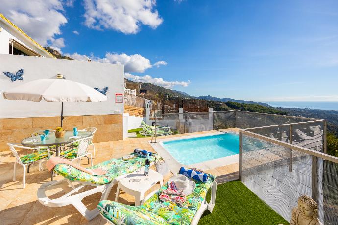 Private pool and terrace with sea views . - Villa El Cortijo . (Photo Gallery) }}