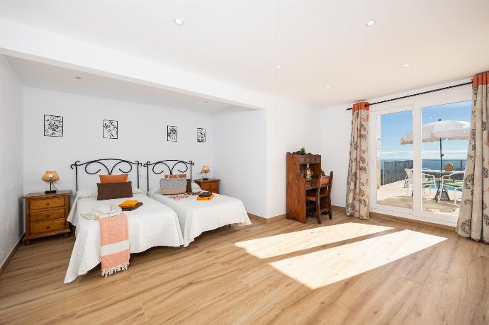 Twin bedroom with A/C . - Villa El Cortijo . (Photo Gallery) }}