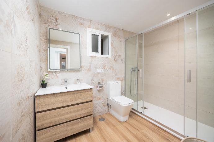 Family bathroom with shower . - Villa El Cortijo . (Photo Gallery) }}