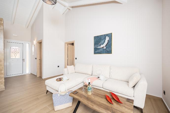 Open-plan living room with sofa, dining area, kitchen, A/C, WiFi internet, and satellite TV . - Casa di Pietra . (Galería de imágenes) }}
