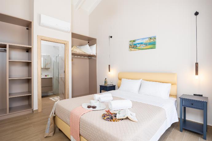 Double bedroom with en suite bathroom and A/C . - Casa di Pietra . (Galería de imágenes) }}