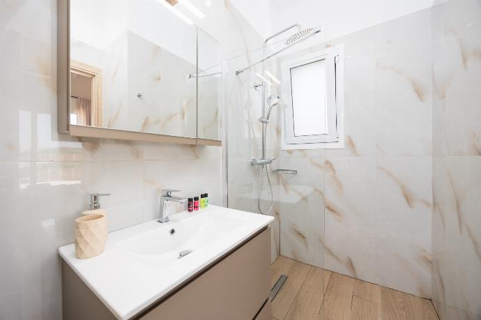 En suite bathroom with shower . - Casa di Pietra . (Galería de imágenes) }}