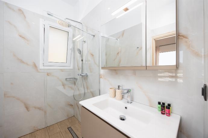 En suite bathroom with shower . - Casa di Pietra . (Galería de imágenes) }}
