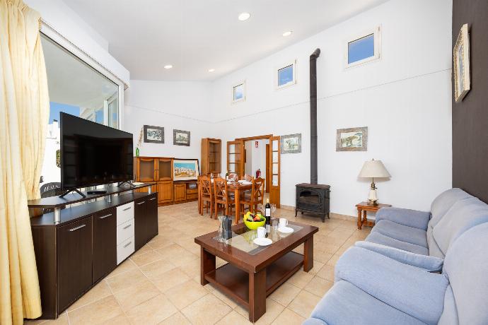 Living room with sofas, dining area, ornamental fireplace, WiFi internet, and satellite TV . - Villa Elena Dorada . (Galleria fotografica) }}