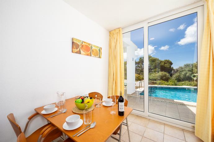 Equipped kitchen with dining area . - Villa Elena Dorada . (Galleria fotografica) }}