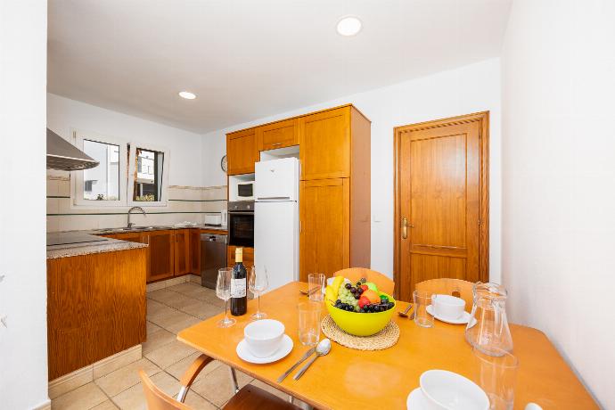 Equipped kitchen with dining area . - Villa Elena Dorada . (Galleria fotografica) }}