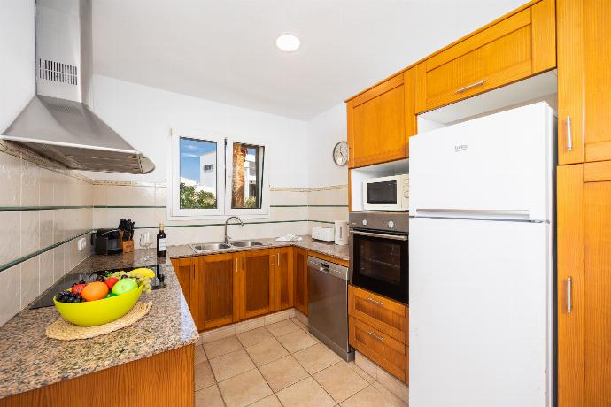 Equipped kitchen with dining area . - Villa Elena Dorada . (Galleria fotografica) }}