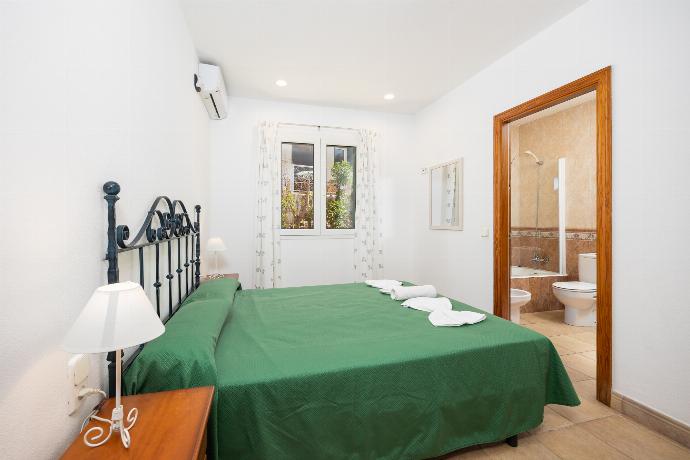 Double bedroom with en suite bathroom and A/C . - Villa Elena Dorada . (Galleria fotografica) }}