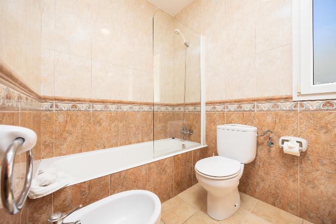 En suite bathroom with bath and shower . - Villa Elena Dorada . (Galleria fotografica) }}