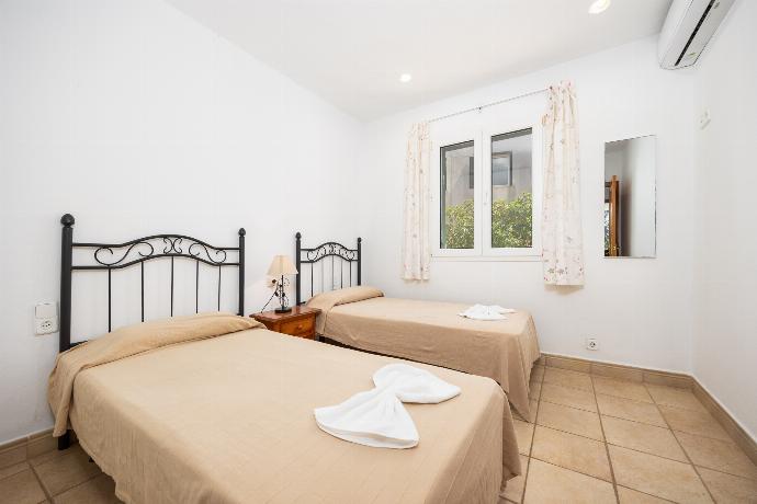 Twin bedroom with A/C . - Villa Elena Dorada . (Galleria fotografica) }}