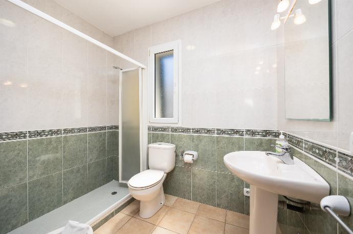Family bathroom with shower . - Villa Elena Dorada . (Galleria fotografica) }}