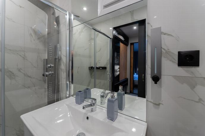  . - Villa Omega . (Photo Gallery) }}