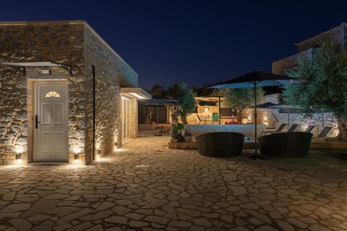  . - Villa Omega . (Photo Gallery) }}