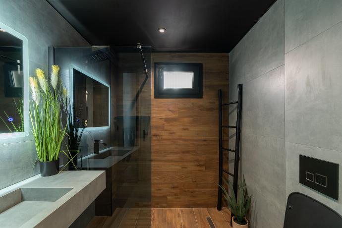  . - Villa Omega . (Photo Gallery) }}