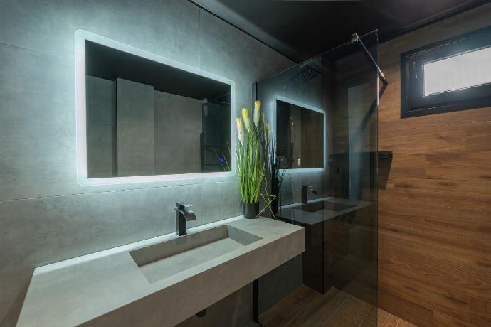  . - Villa Omega . (Photo Gallery) }}