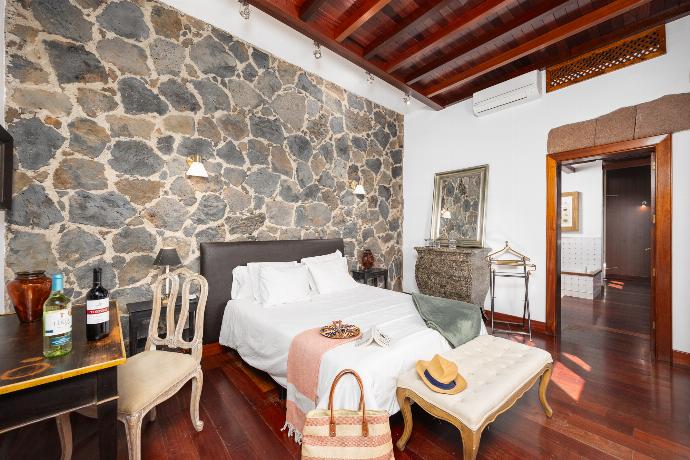 Double bedroom with en suite bathroom and A/C . - Casa Rural Hero . (Galería de imágenes) }}