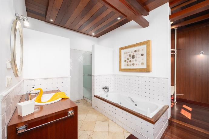En suite bathroom with bath and shower . - Casa Rural Hero . (Galería de imágenes) }}