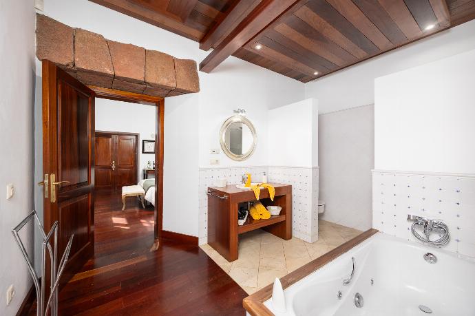 En suite bathroom with bath and shower . - Casa Rural Hero . (Galería de imágenes) }}