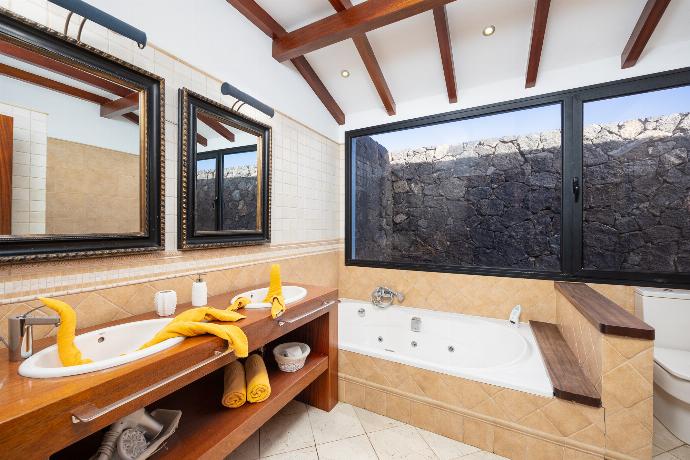 Family bathroom with bath and shower . - Casa Rural Hero . (Galería de imágenes) }}