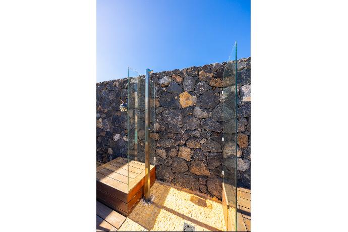 Outdoor shower . - Casa Rural Hero . (Galería de imágenes) }}