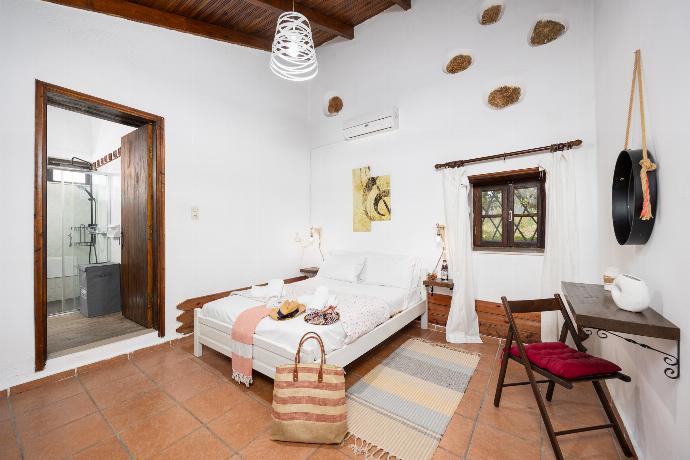 Double bedroom with en suite bathroom and A/C . - Villa Roupes Stone . (Photo Gallery) }}