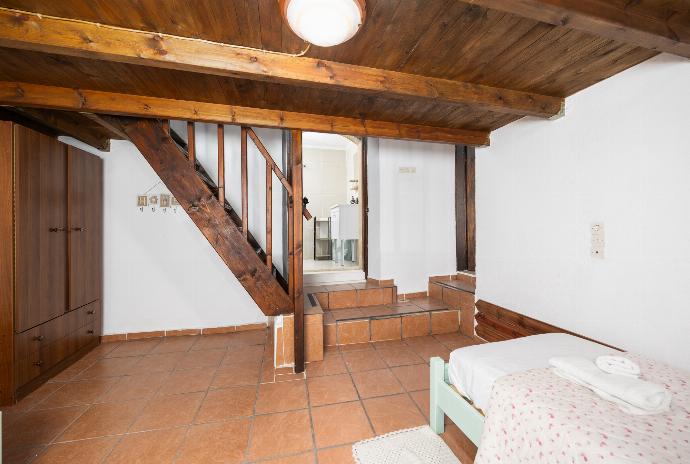 Bedroom with twin bed, double bed, en suite bathroom, and A/C . - Villa Roupes Stone . (Photo Gallery) }}