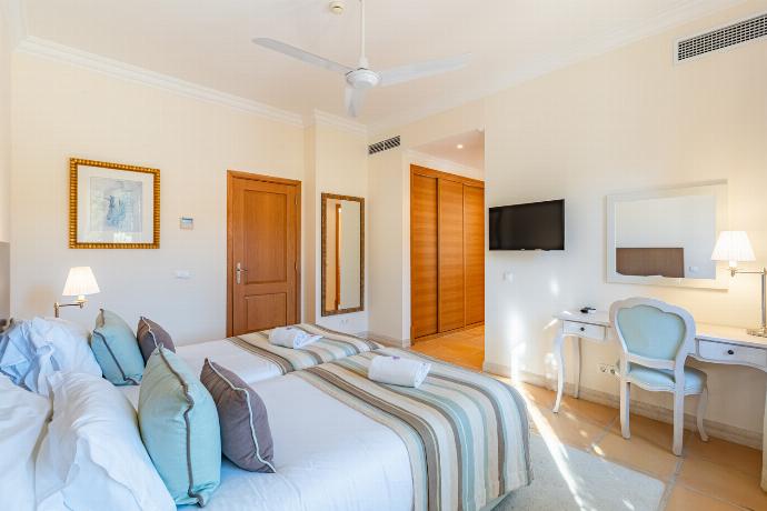  . - Villa Monte Rei 7 . (Galería de imágenes) }}