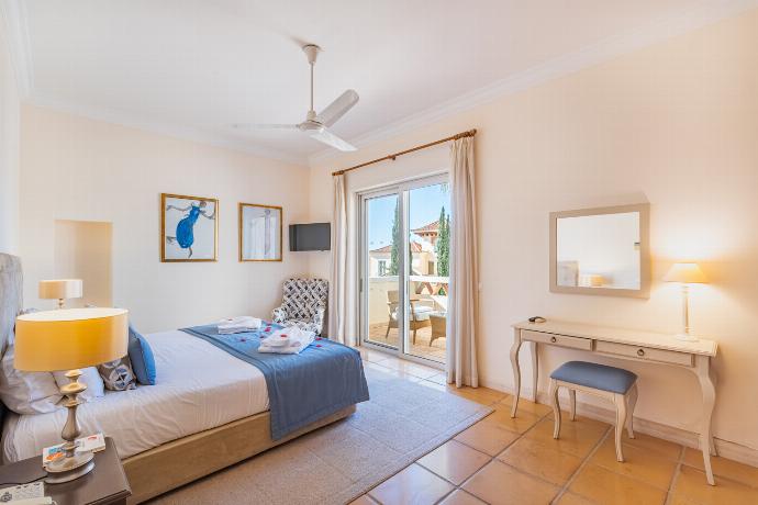  . - Villa Monte Rei 7 . (Galería de imágenes) }}