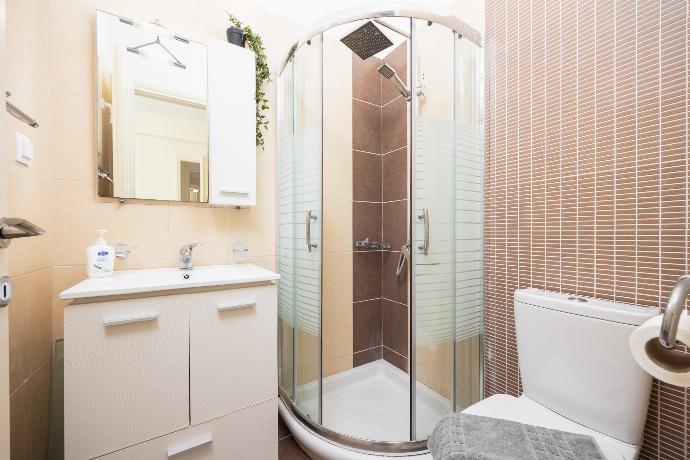 En suite bathroom with shower . - Villa Iremia . (Photo Gallery) }}