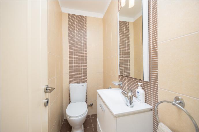 Family W/C . - Villa Iremia . (Photo Gallery) }}