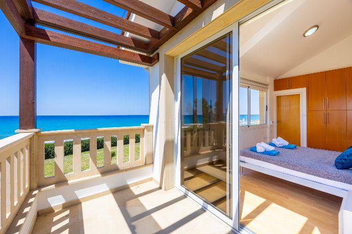  . - Villa Myla . (Photo Gallery) }}