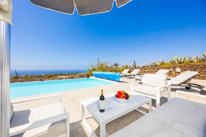 Terrace area . - The View . (Photo Gallery) }}