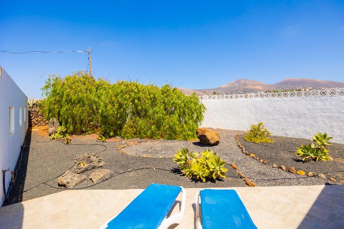 Garden area . - The View . (Photo Gallery) }}