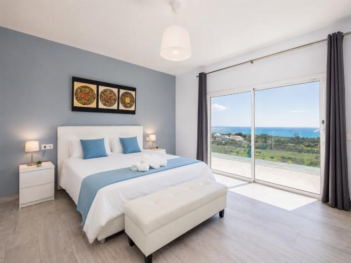 Double bedroom with en suite bathroom, A/C, and sea views . - The View . (Photo Gallery) }}