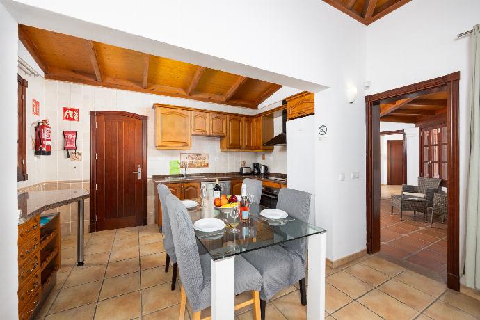 Equipped kitchen . - Villa Brisa del Mar 12 . (Photo Gallery) }}