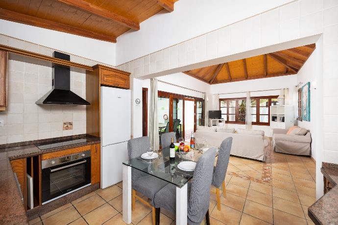 Equipped kitchen . - Villa Brisa del Mar 12 . (Photo Gallery) }}