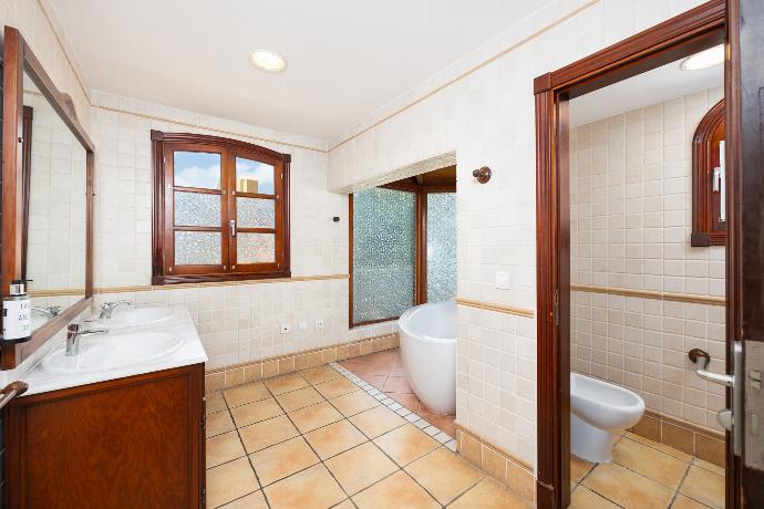 En suite bathroom with bath and shower . - Villa Brisa del Mar 12 . (Photo Gallery) }}