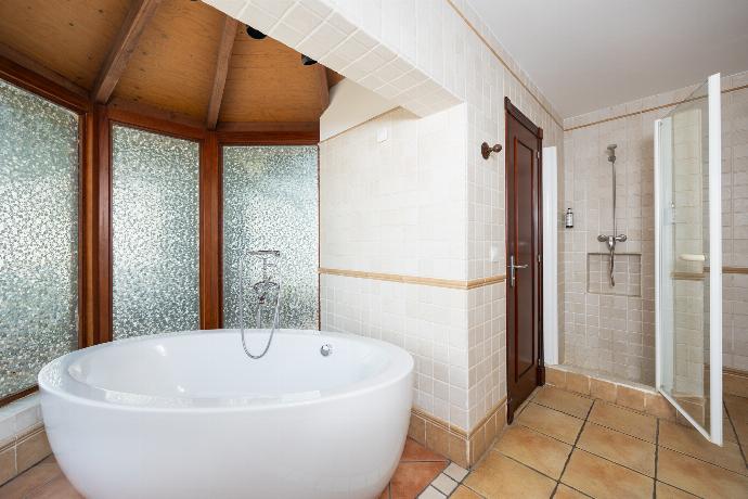 En suite bathroom with bath and shower . - Villa Brisa del Mar 12 . (Photo Gallery) }}
