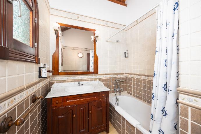 Family bathroom with bath and shower . - Villa Brisa del Mar 12 . (Photo Gallery) }}