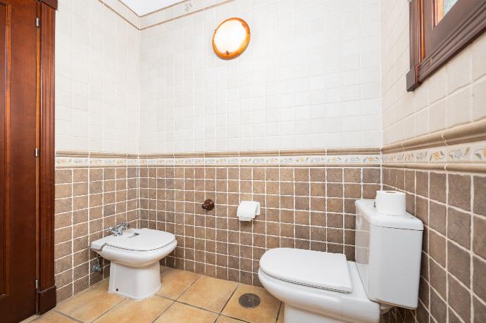 Family bathroom with bath and shower . - Villa Brisa del Mar 12 . (Photo Gallery) }}