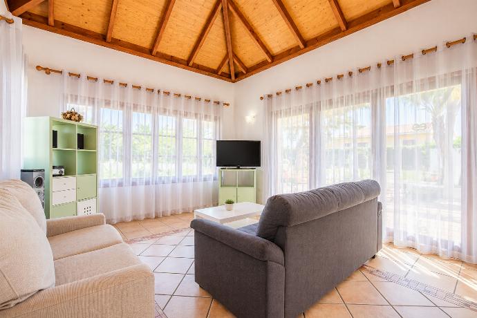 Living room with sofas, WiFi internet, and satellite TV . - Villa Brisa del Mar 13 . (Galleria fotografica) }}
