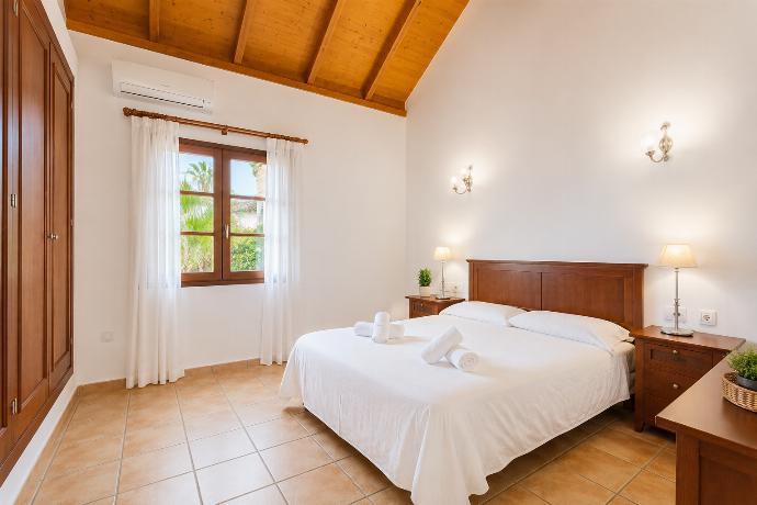 Double bedroom with en suite bathroom and A/C . - Villa Brisa del Mar 13 . (Galleria fotografica) }}